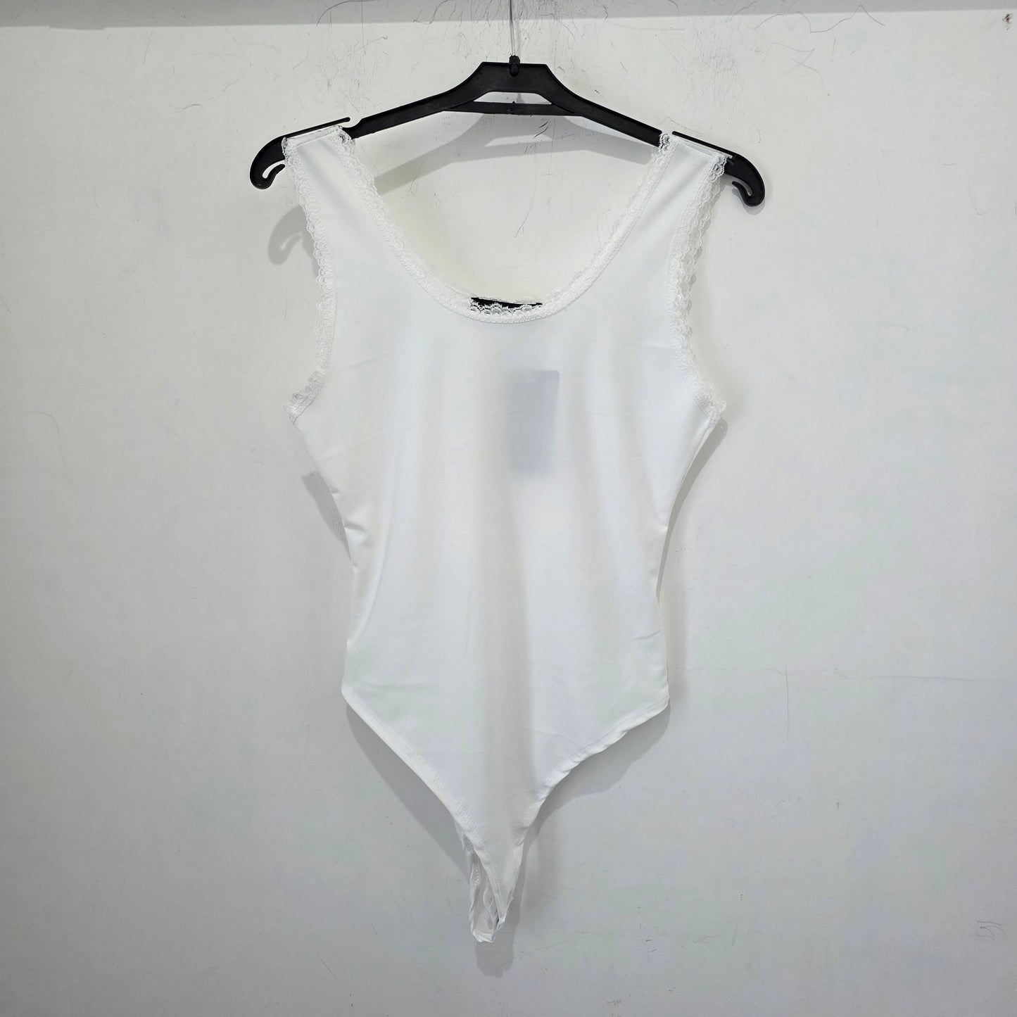 Body con Dettagli in Pizzo e Scollo Ampio