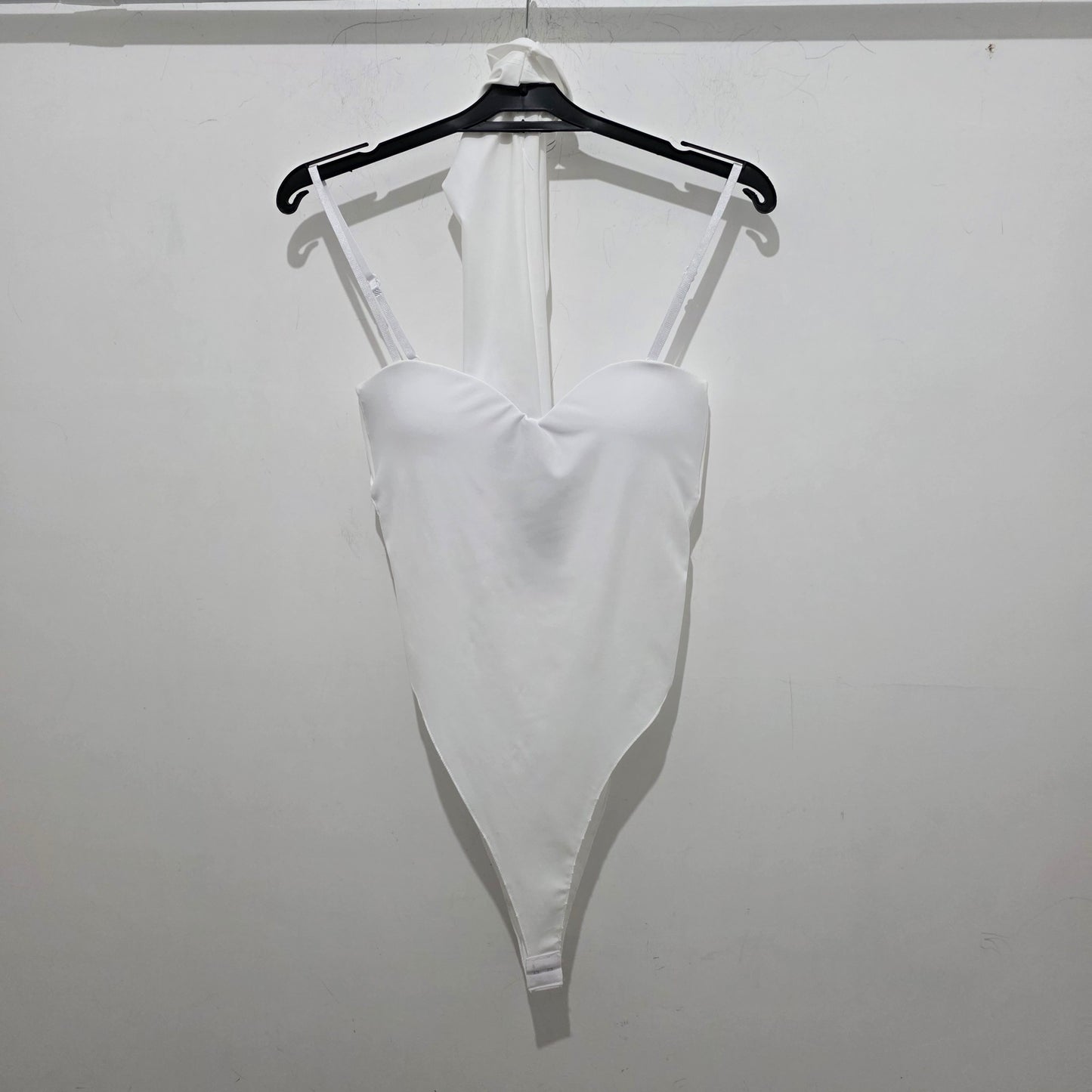 Body con Scollatura Aderente e Spalline Sottili in Tessuto Elastico