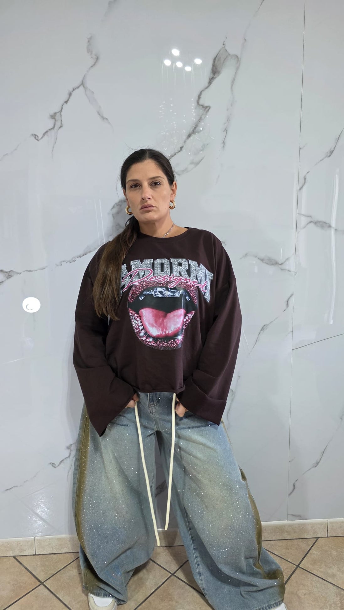 Amorni Maglia Nera con Grafica Labbra Glitterate e Corona Rosa Stile Fashion per Look Moderno e Sofisticato