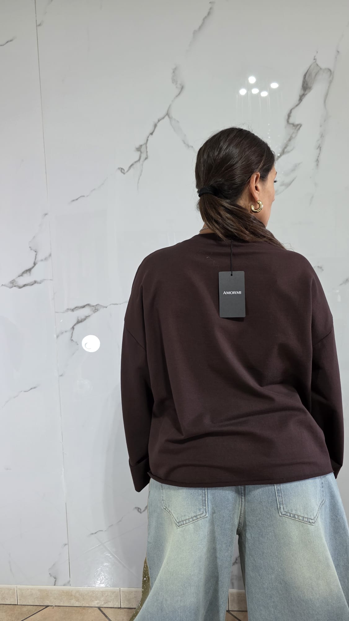 Amorni Maglia Nera con Grafica Labbra Glitterate e Corona Rosa Stile Fashion per Look Moderno e Sofisticato