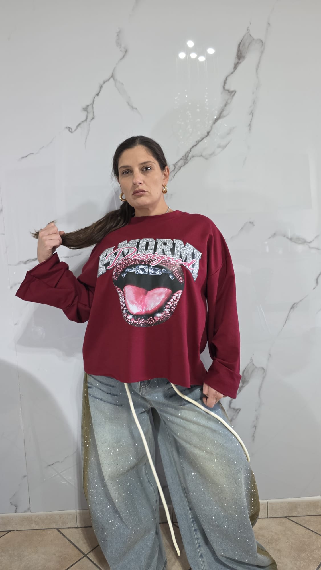 Amorni Maglia Nera con Grafica Labbra Glitterate e Corona Rosa Stile Fashion per Look Moderno e Sofisticato