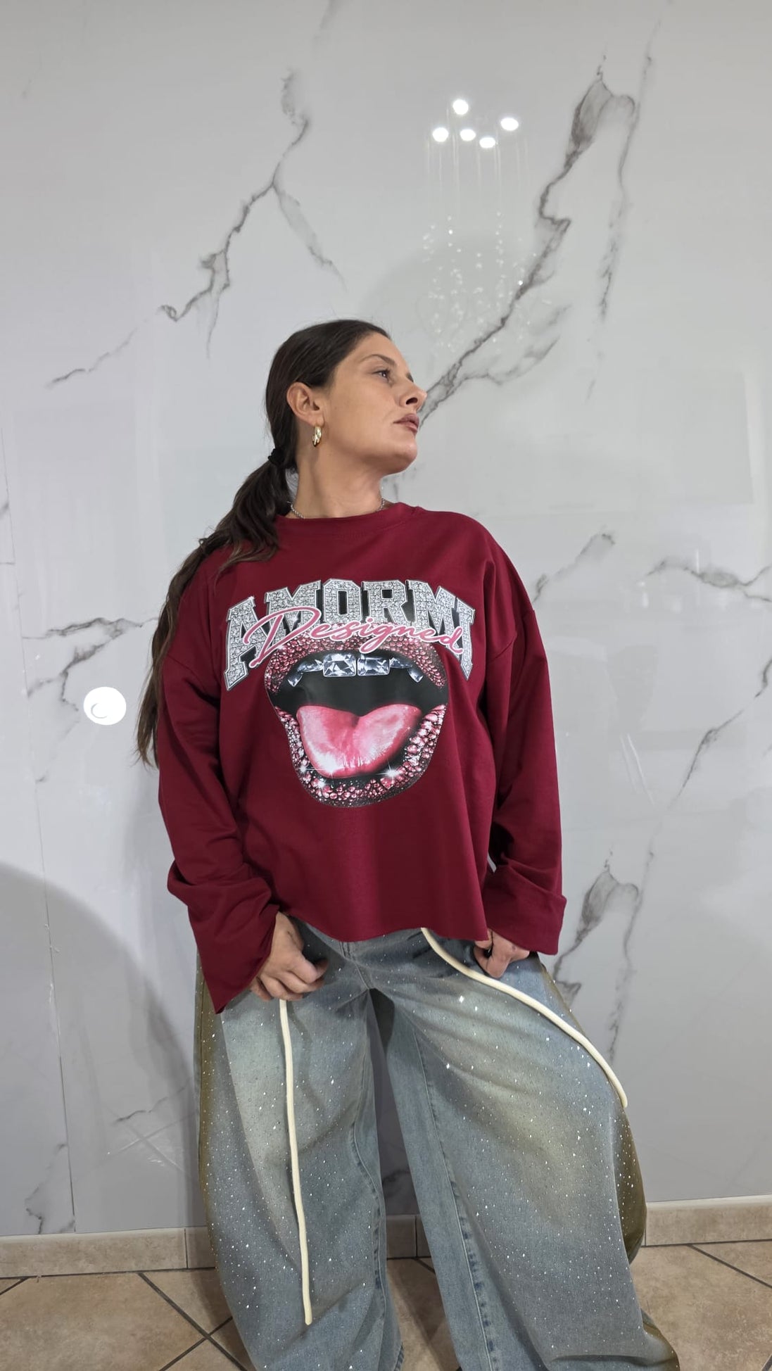 Amorni Maglia Nera con Grafica Labbra Glitterate e Corona Rosa Stile Fashion per Look Moderno e Sofisticato