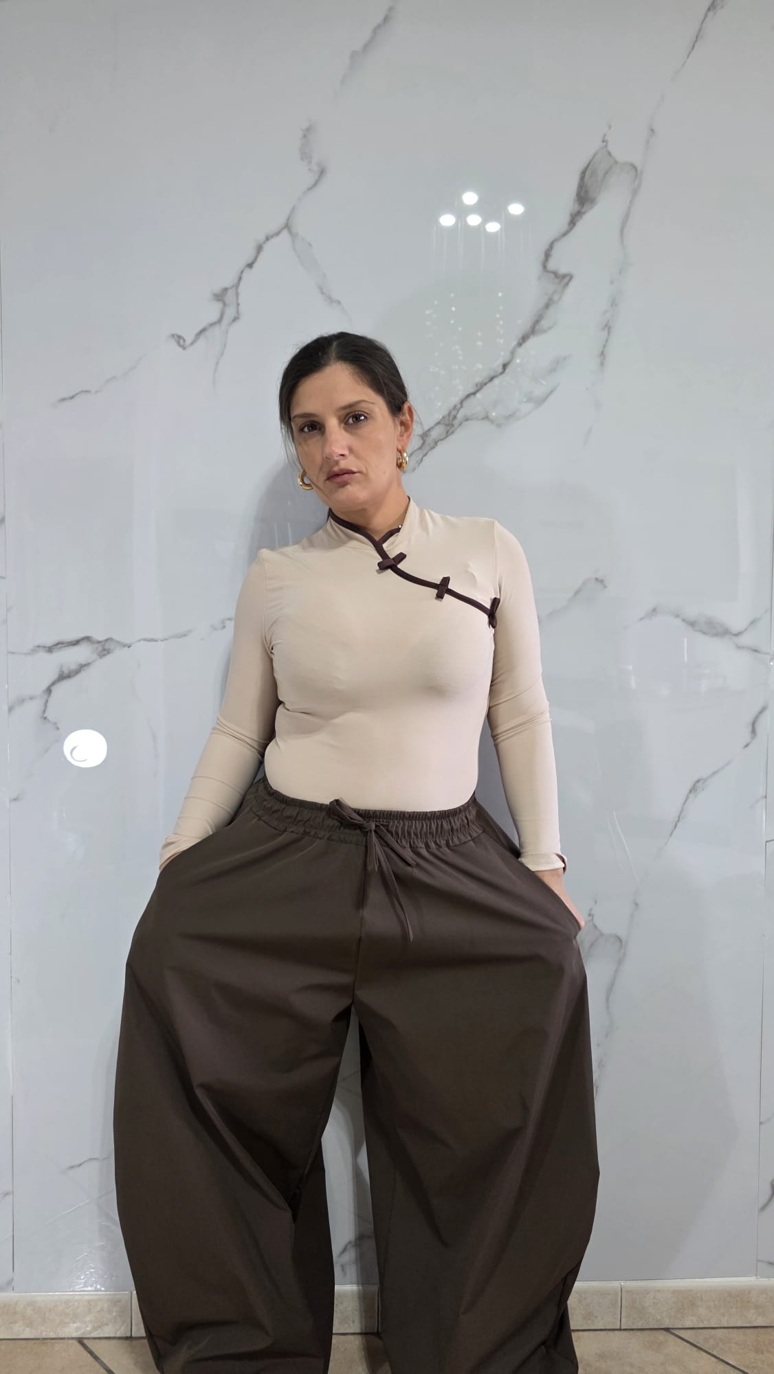 Body Stile Giapponese Taglia Unica con Dettagli in Rosso e Maniche Lunghe per un Look Distintivo e Sofisticato