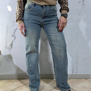 Jeans Curvi con Strass e Lavaggio Chiaro in Denim di Alta Qualità per un Look Elegante e Comfortabile
