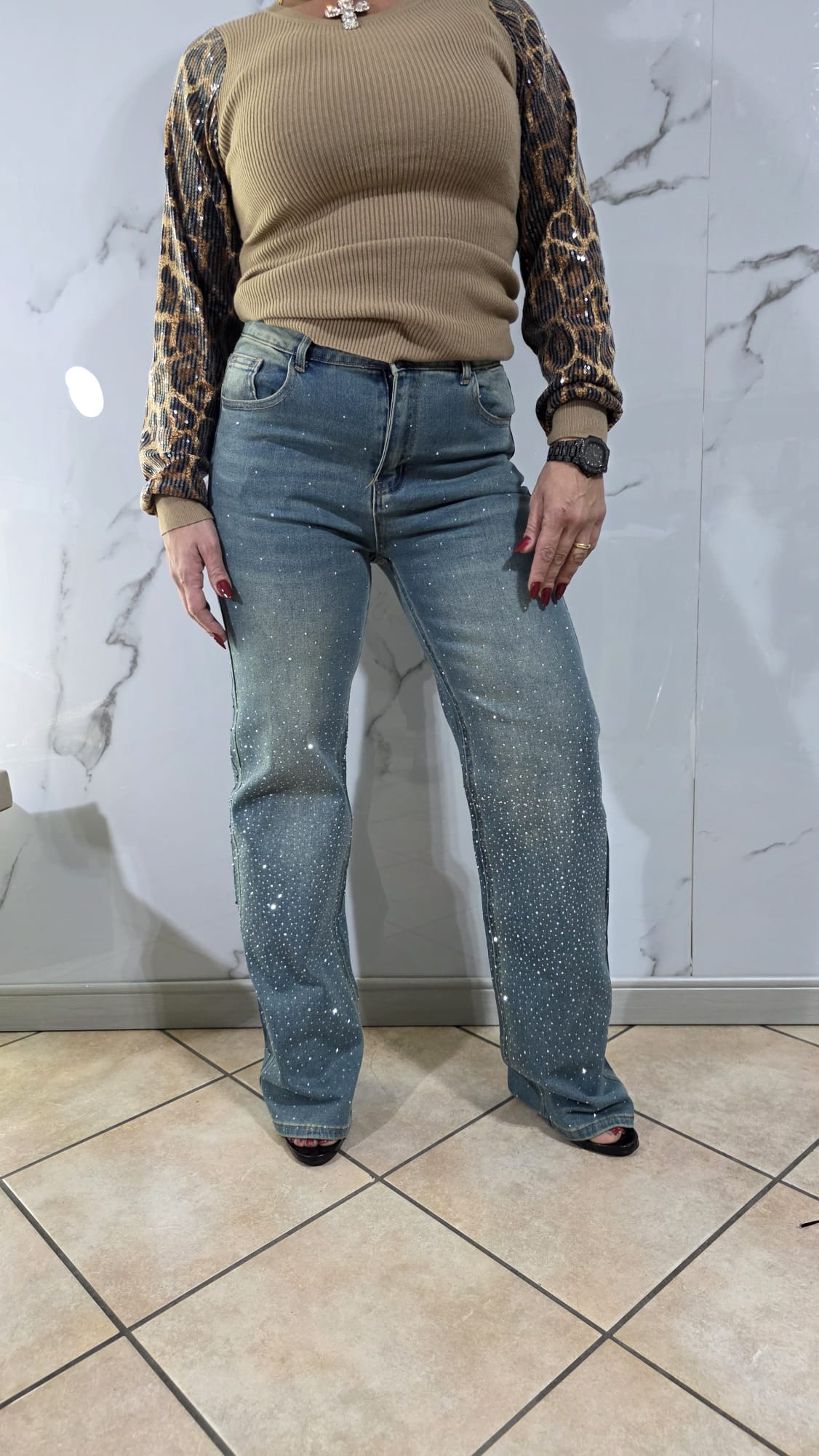 Jeans Curvi con Strass e Lavaggio Chiaro in Denim di Alta Qualità per un Look Elegante e Comfortabile