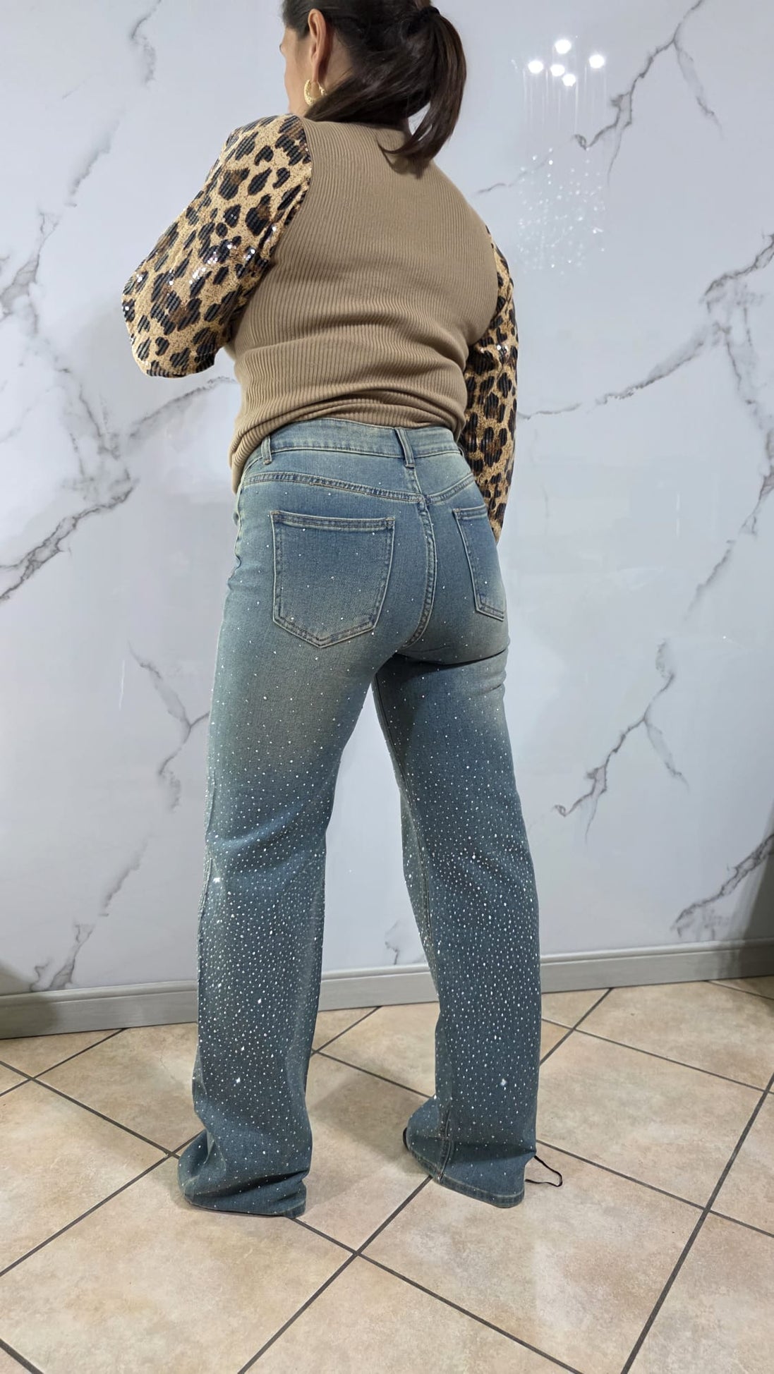 Jeans Curvi con Strass e Lavaggio Chiaro in Denim di Alta Qualità per un Look Elegante e Comfortabile