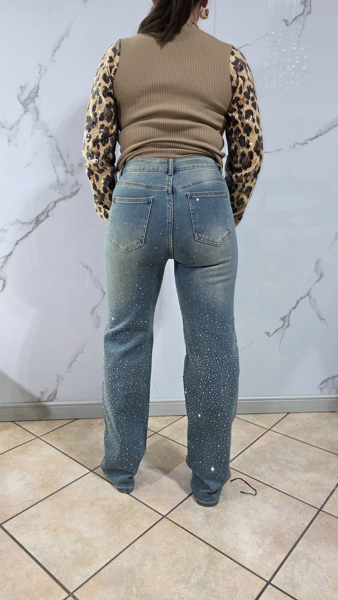 Jeans Curvi con Strass e Lavaggio Chiaro in Denim di Alta Qualità per un Look Elegante e Comfortabile