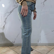 Jeans Curvi con Strass e Lavaggio Chiaro in Denim di Alta Qualità per un Look Elegante e Comfortabile