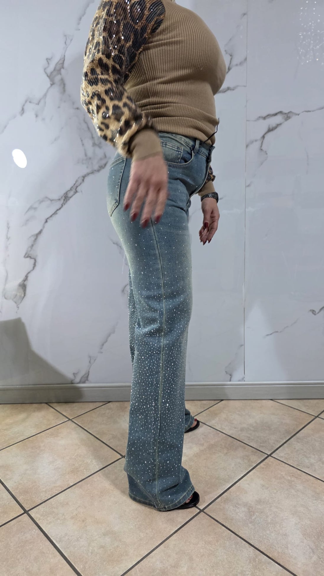 Jeans Curvi con Strass e Lavaggio Chiaro in Denim di Alta Qualità per un Look Elegante e Comfortabile