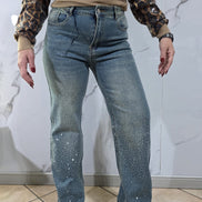 Jeans Curvi con Strass e Lavaggio Chiaro in Denim di Alta Qualità per un Look Elegante e Comfortabile
