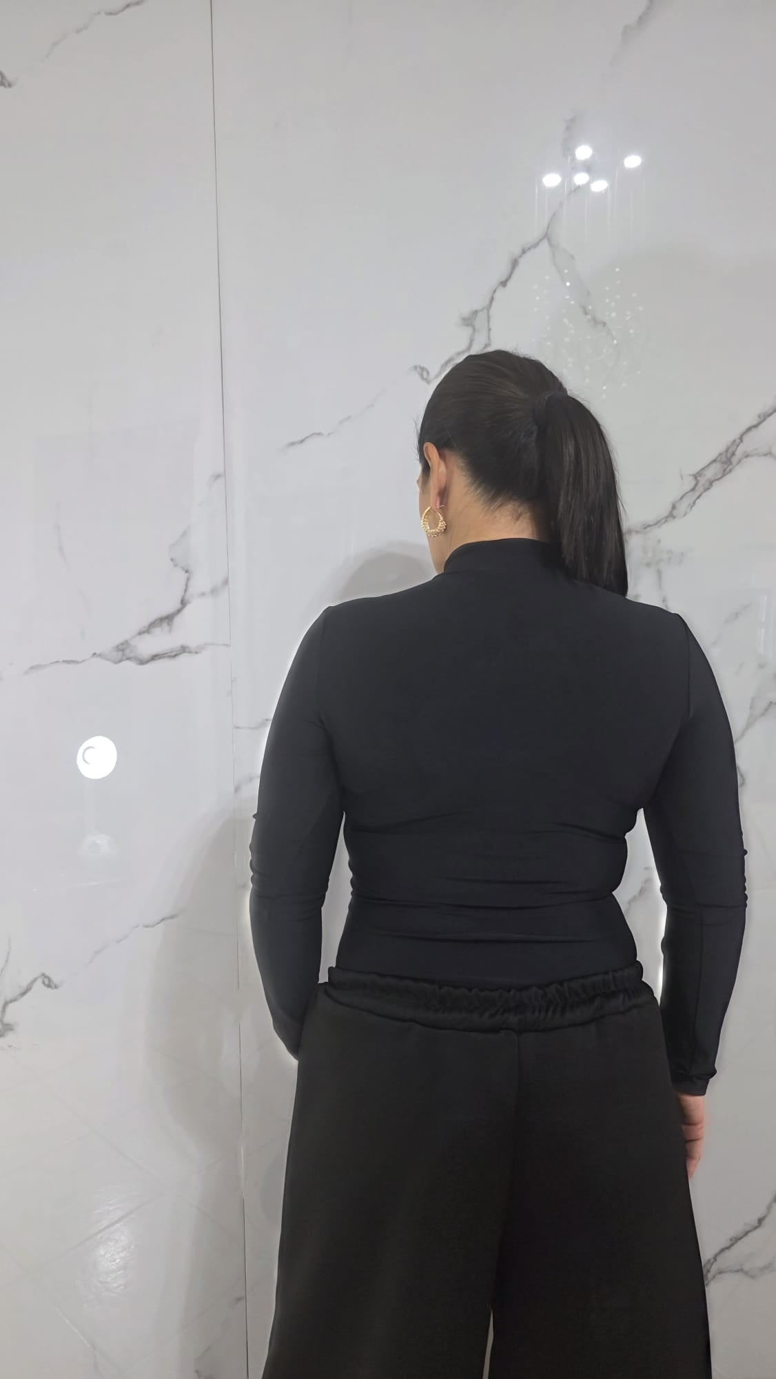 Body Rosso a Maniche Lunghe con Collo Alto e Dettaglio al Centro per Donna Stile Elegante e Comfortabile