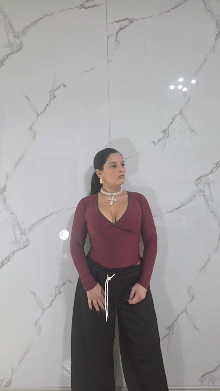 Abbigliamento Donna Body a Maniche Lunghe con Dettaglio Rosso in Tessuto Morbido e Comfortabile per un Look Elegante e Confortevole