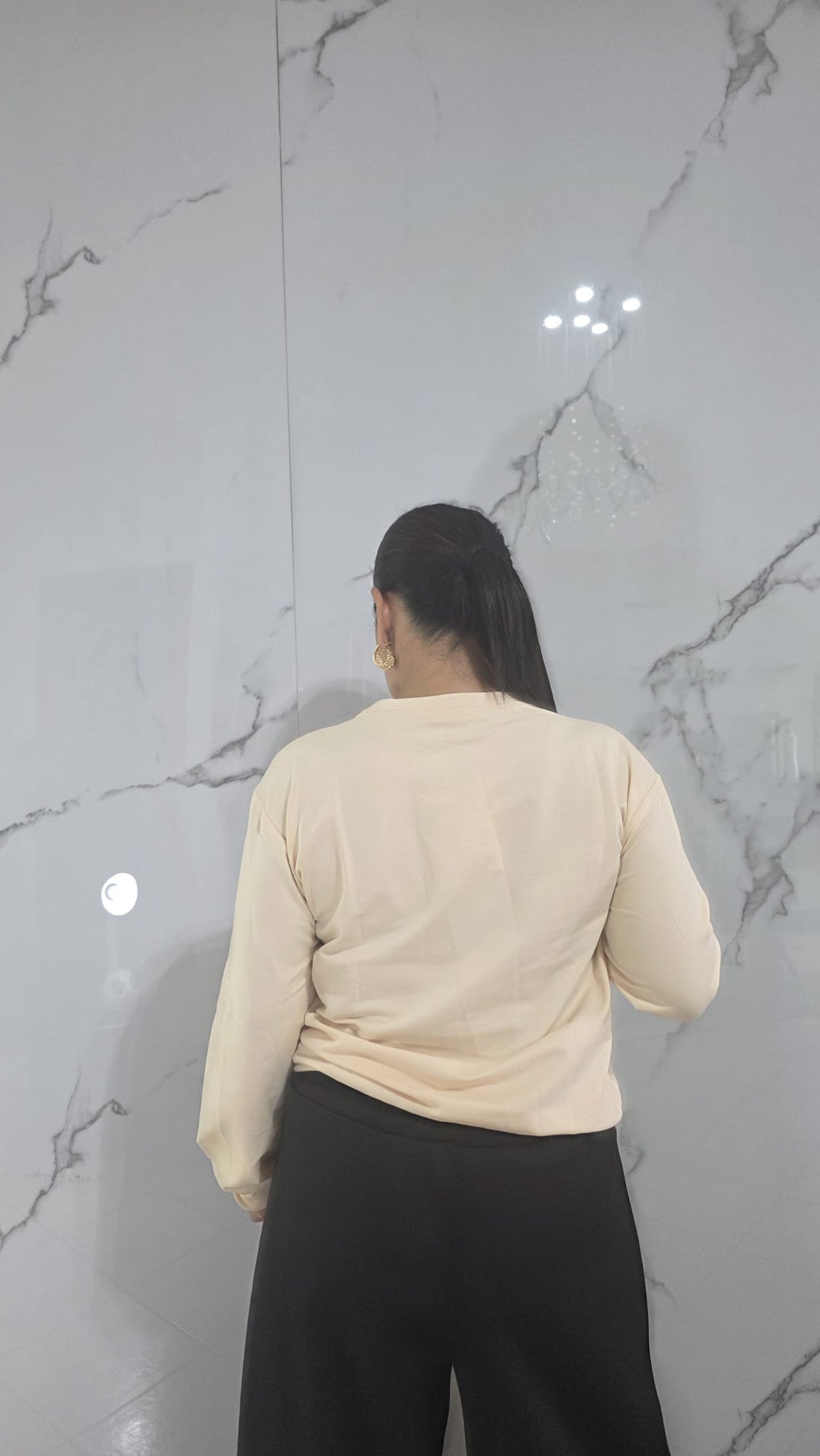 Felpa Con Motivo In Rilievo Design Unico Vari Colori E Misure Per Comfort E Versatilità