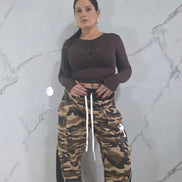 Pantatuta Donna Stile Militare con Molle Alle Caviglie in Fantasia Camouflage con Dettagli Bianchi e Neri