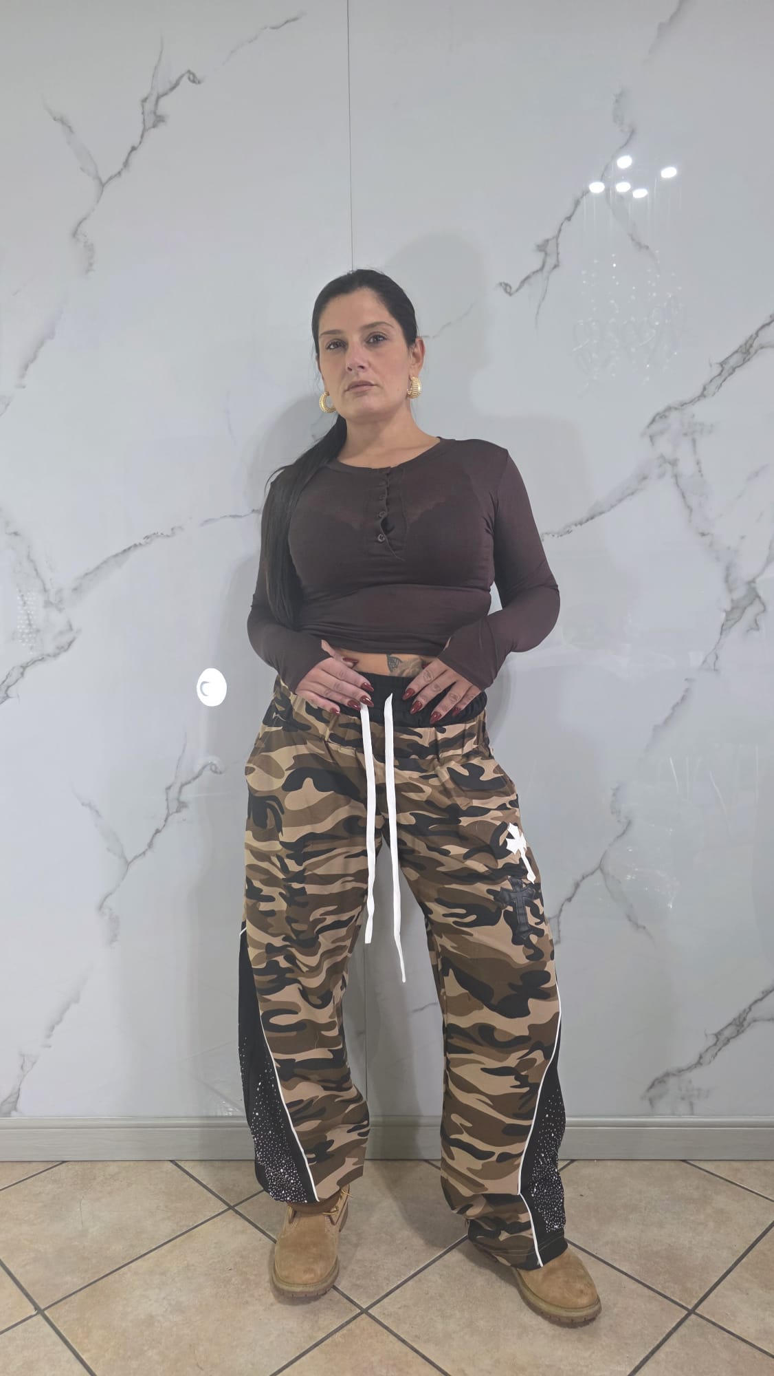 Pantatuta Donna Stile Militare con Molle Alle Caviglie in Fantasia Camouflage con Dettagli Bianchi e Neri