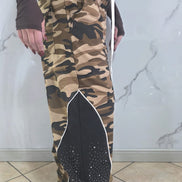 Pantatuta Donna Stile Militare con Molle Alle Caviglie in Fantasia Camouflage con Dettagli Bianchi e Neri