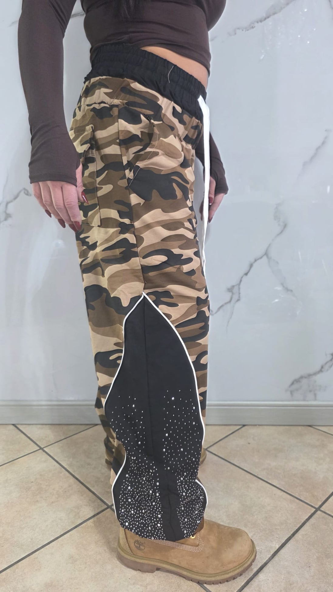 Pantatuta Donna Stile Militare con Molle Alle Caviglie in Fantasia Camouflage con Dettagli Bianchi e Neri