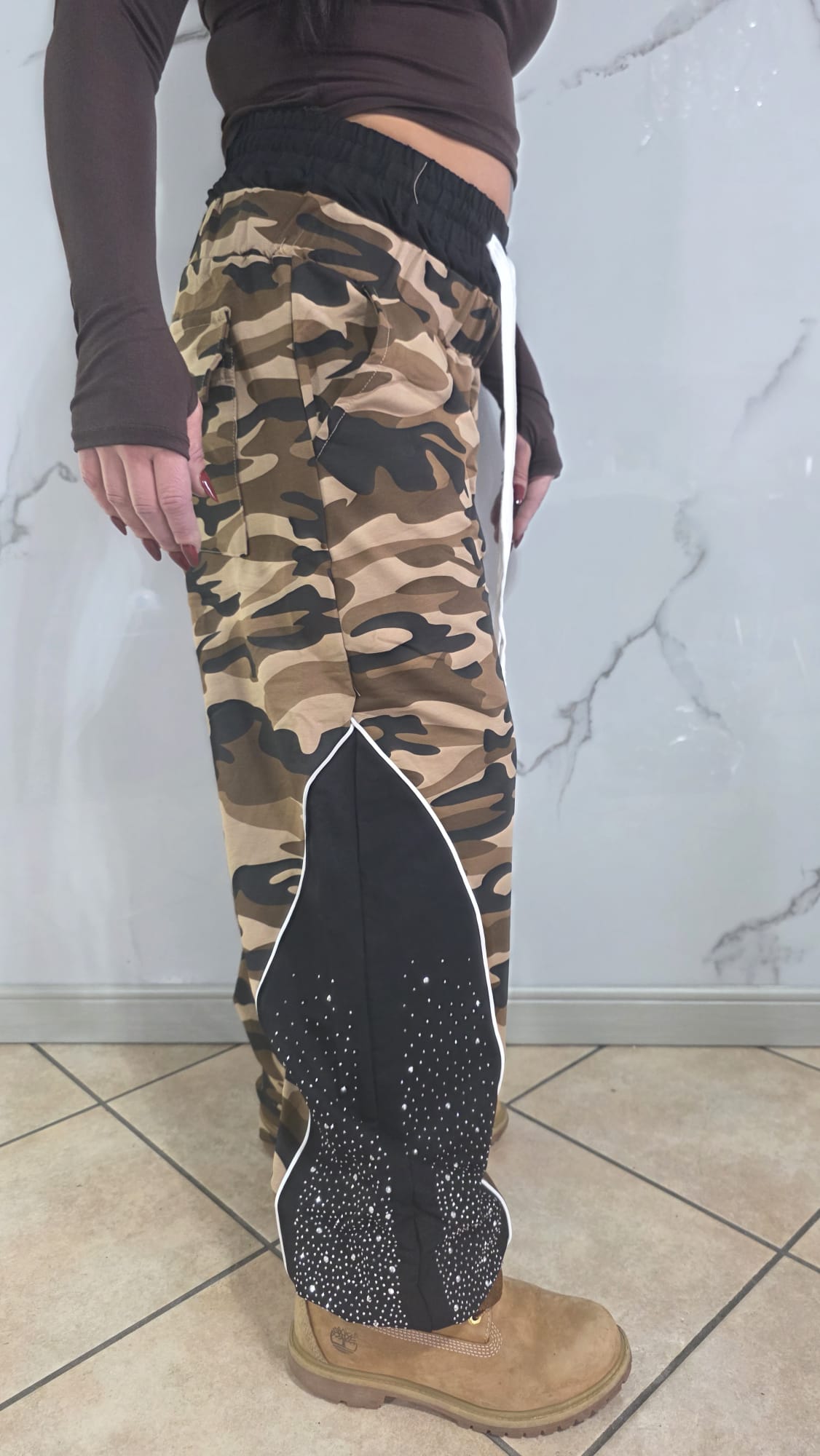 Pantatuta Donna Stile Militare con Molle Alle Caviglie in Fantasia Camouflage con Dettagli Bianchi e Neri