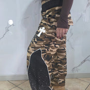 Pantatuta Donna Stile Militare con Molle Alle Caviglie in Fantasia Camouflage con Dettagli Bianchi e Neri