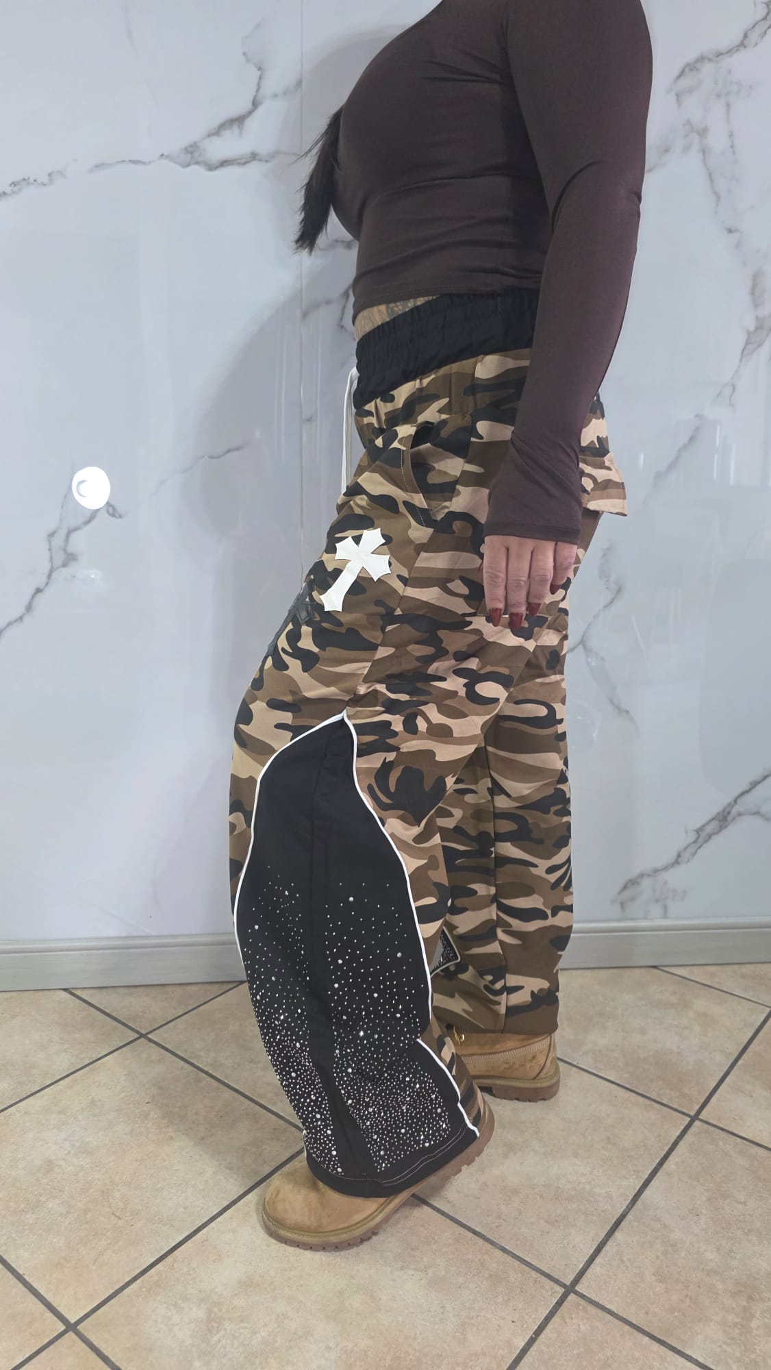 Pantatuta Donna Stile Militare con Molle Alle Caviglie in Fantasia Camouflage con Dettagli Bianchi e Neri