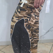 Pantatuta Donna Stile Militare con Molle Alle Caviglie in Fantasia Camouflage con Dettagli Bianchi e Neri