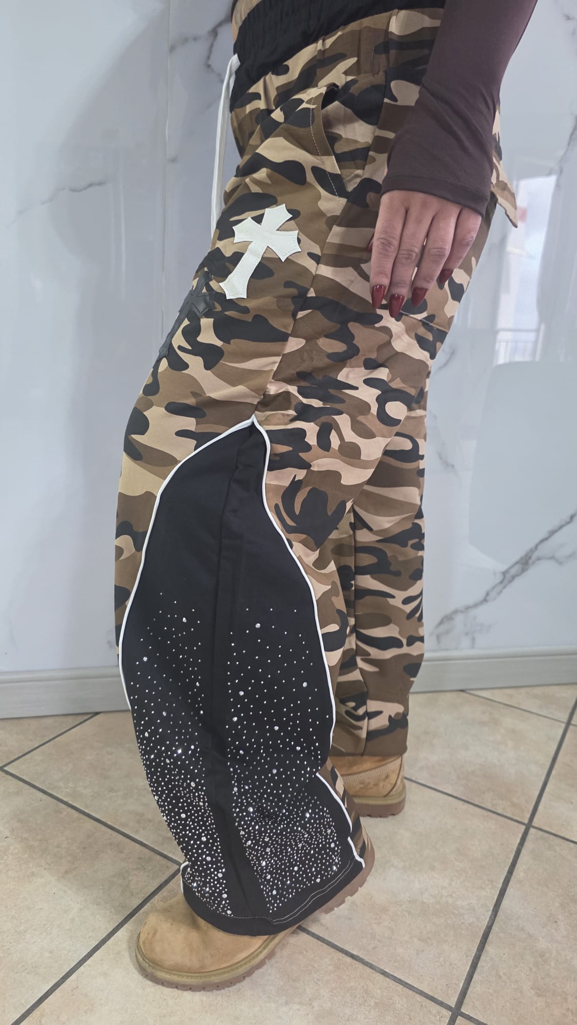 Pantatuta Donna Stile Militare con Molle Alle Caviglie in Fantasia Camouflage con Dettagli Bianchi e Neri