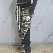 Pantatuta Donna Stile Militare con Molle Alle Caviglie in Fantasia Camouflage con Dettagli Bianchi e Neri