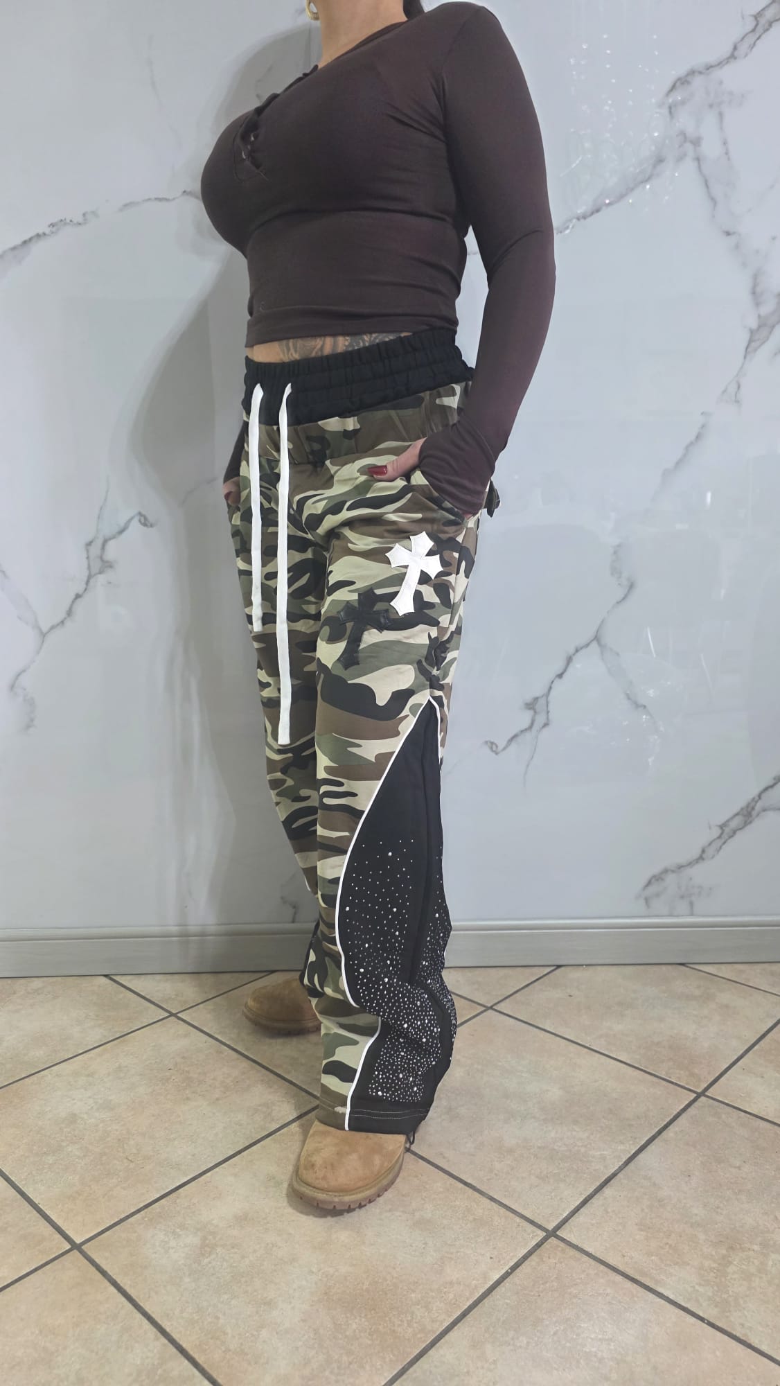 Pantatuta Donna Stile Militare con Molle Alle Caviglie in Fantasia Camouflage con Dettagli Bianchi e Neri