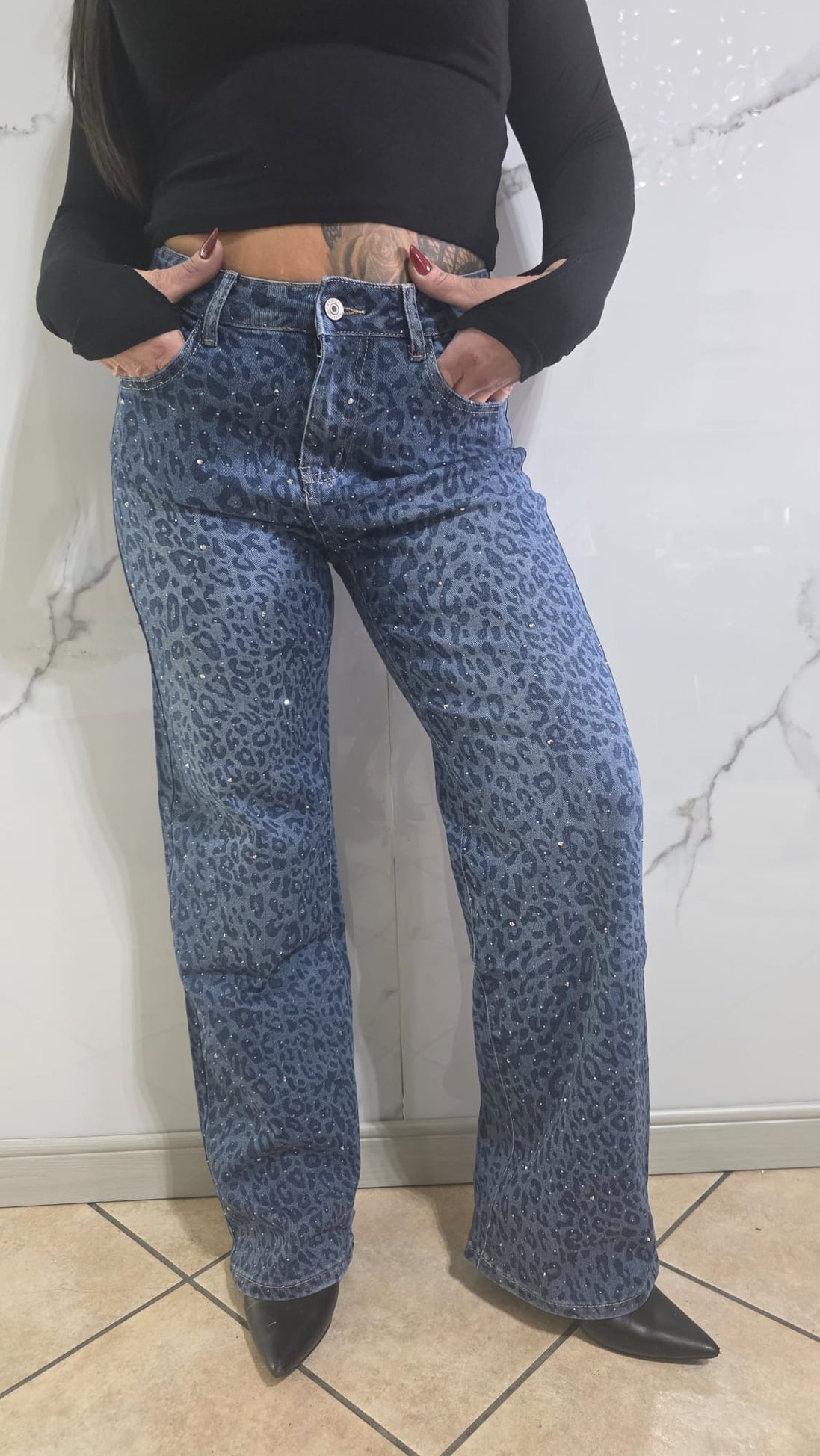 Jeans Leopard Glitterato con Design Fashionabile e Dettagli Glitterati per un Look Elegante e Moderno