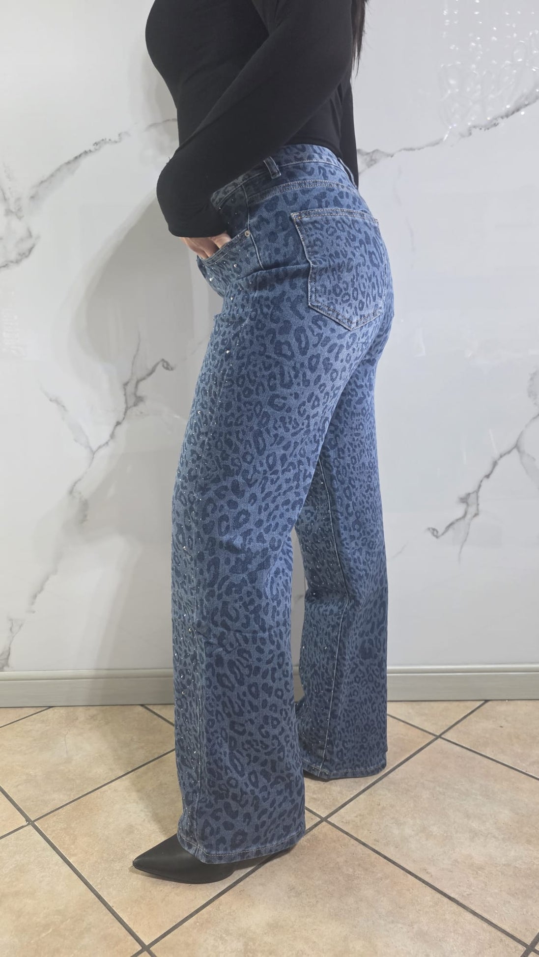 Jeans Leopard Glitterato con Design Fashionabile e Dettagli Glitterati per un Look Elegante e Moderno