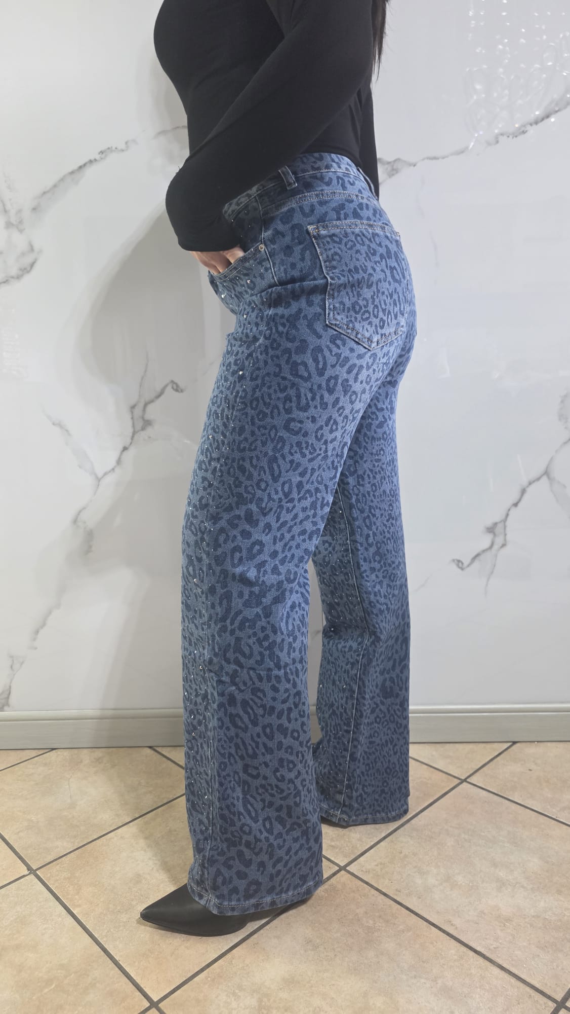 Jeans Leopard Glitterato con Design Fashionabile e Dettagli Glitterati per un Look Elegante e Moderno