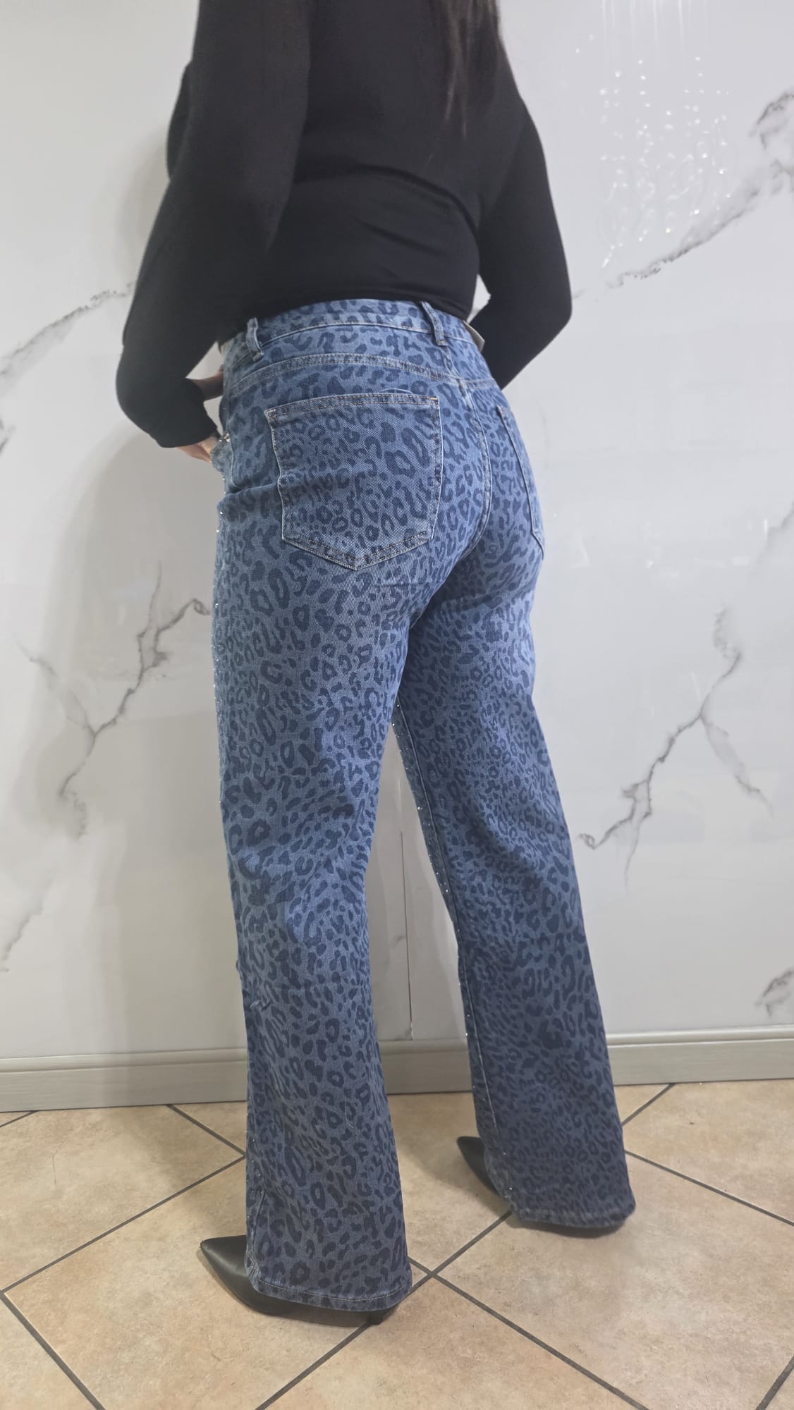Jeans Leopard Glitterato con Design Fashionabile e Dettagli Glitterati per un Look Elegante e Moderno