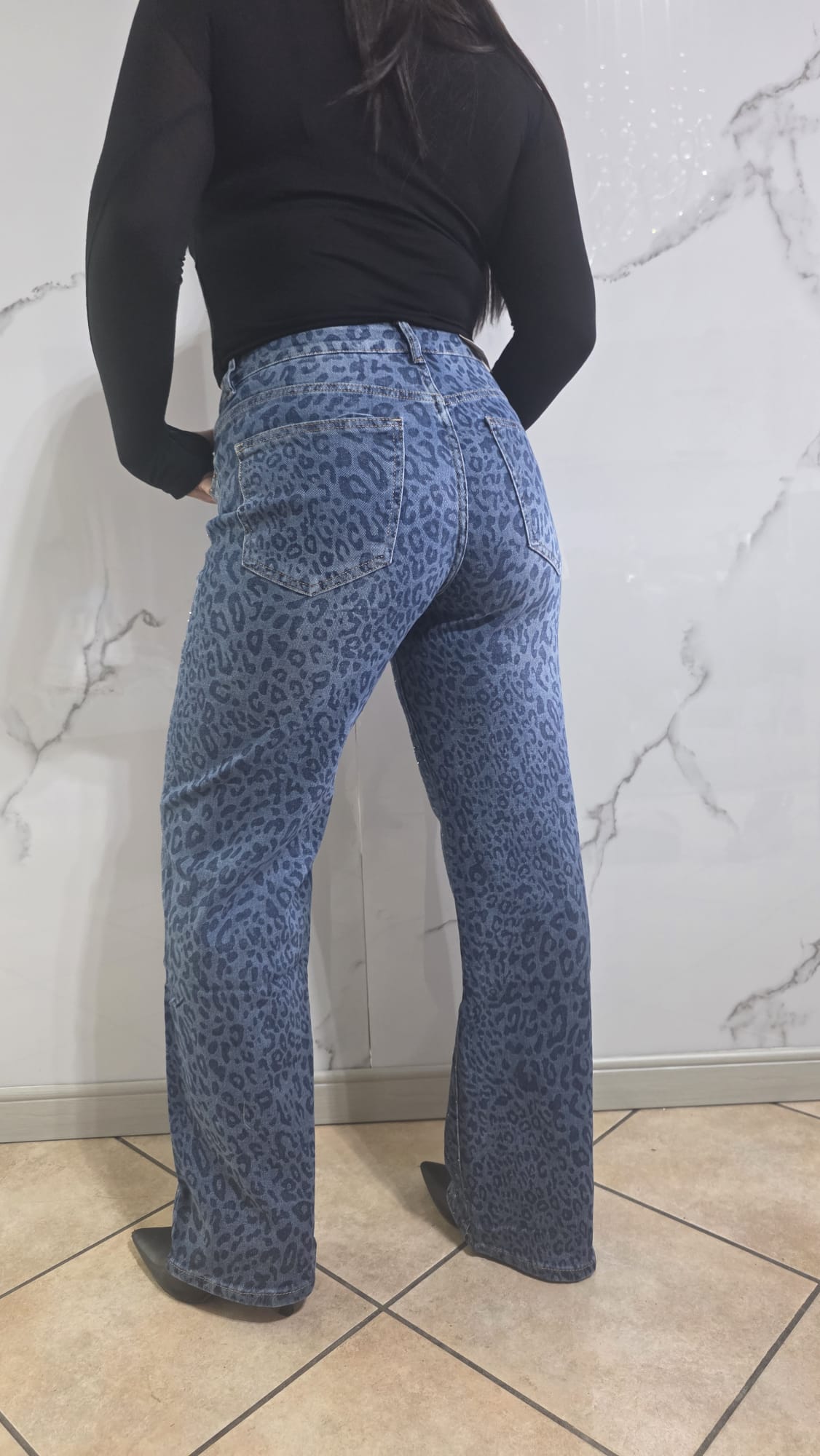 Jeans Leopard Glitterato con Design Fashionabile e Dettagli Glitterati per un Look Elegante e Moderno