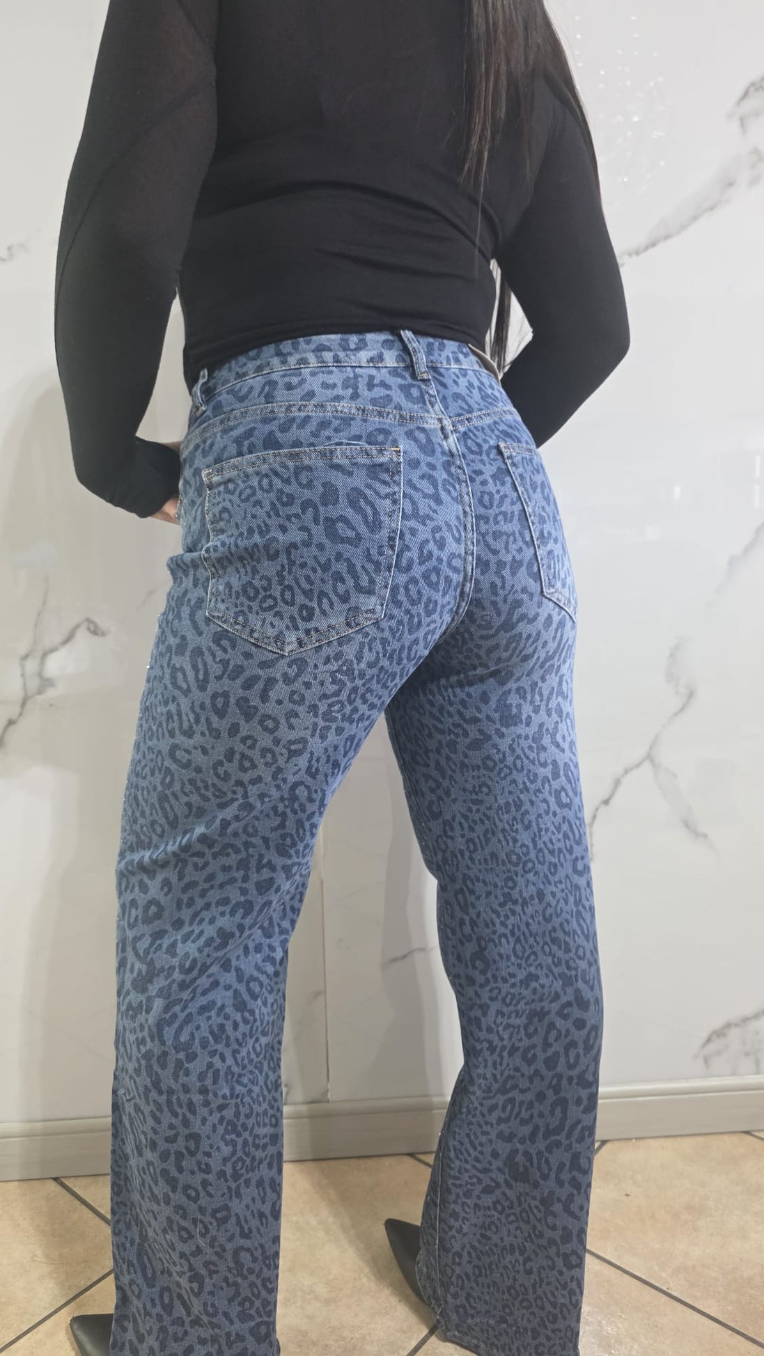 Jeans Leopard Glitterato con Design Fashionabile e Dettagli Glitterati per un Look Elegante e Moderno