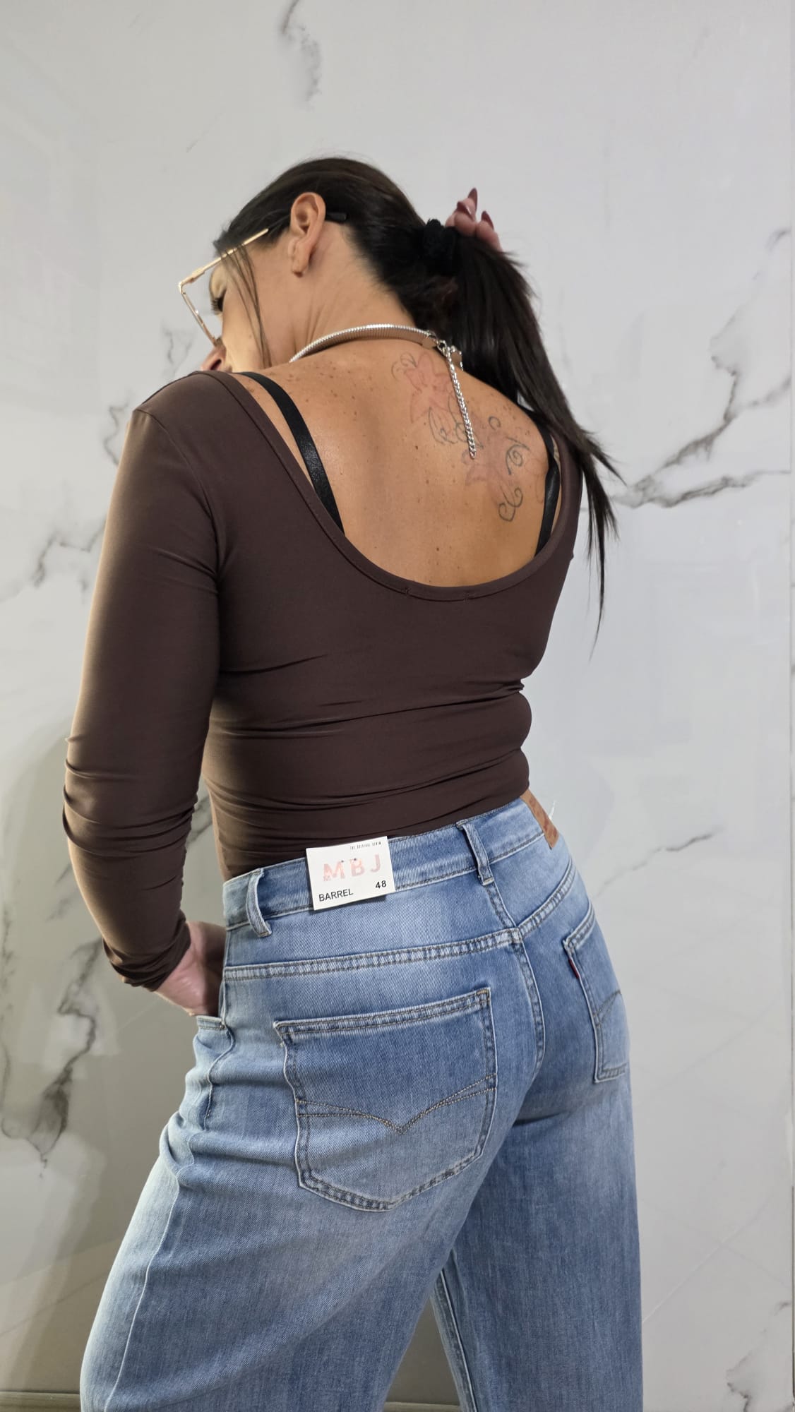 Bodysuit Nero con Schiena Aperta e Maniche Lunghe per Donna Stile Elegante e Moderno Ideale per Occasioni Speciali