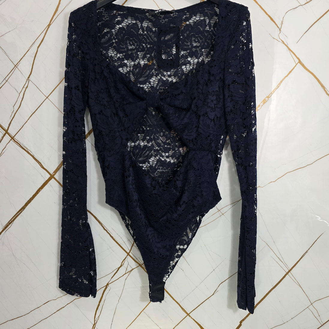 Body in Pizzo con Nodo e Dettaglio Cut-Out