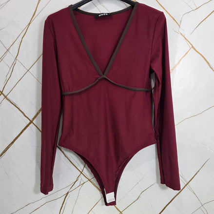 Abbigliamento Donna Body a Maniche Lunghe con Dettaglio Rosso in Tessuto Morbido e Comfortabile per un Look Elegante e Confortevole