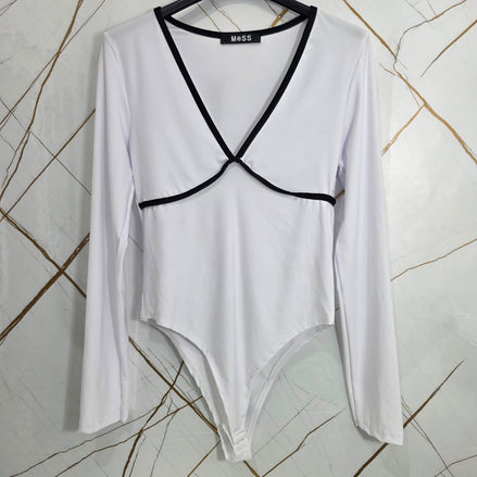 Abbigliamento Donna Body a Maniche Lunghe con Dettaglio Rosso in Tessuto Morbido e Comfortabile per un Look Elegante e Confortevole
