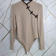 Body Stile Giapponese Taglia Unica con Dettagli in Rosso e Maniche Lunghe per un Look Distintivo e Sofisticato