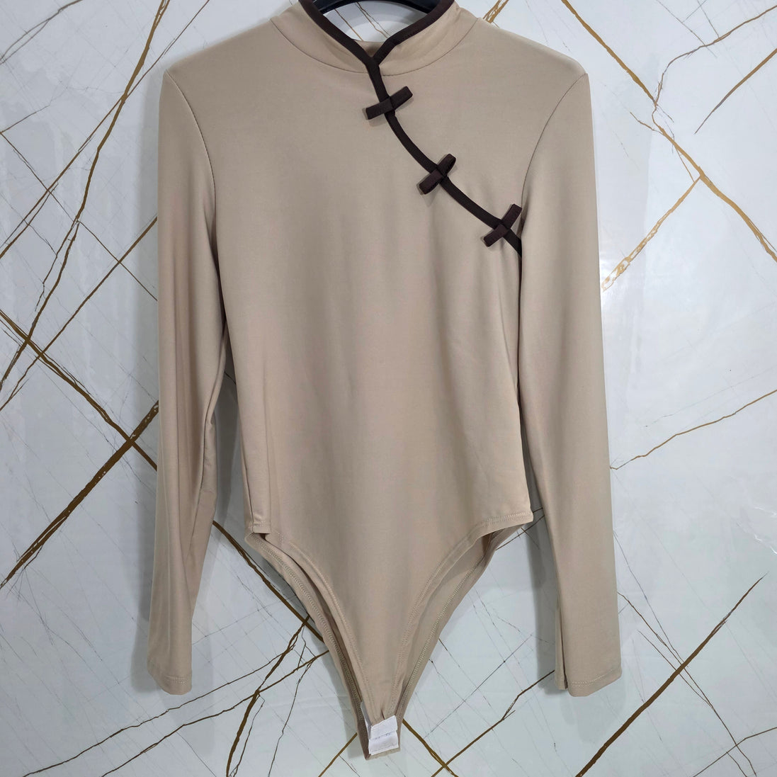 Body Stile Giapponese Taglia Unica con Dettagli in Rosso e Maniche Lunghe per un Look Distintivo e Sofisticato