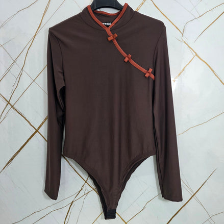 Body Stile Giapponese Taglia Unica con Dettagli in Rosso e Maniche Lunghe per un Look Distintivo e Sofisticato