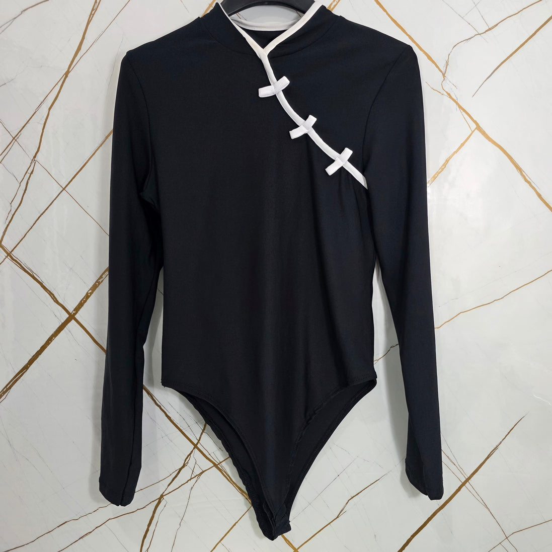 Body Stile Giapponese Taglia Unica con Dettagli in Rosso e Maniche Lunghe per un Look Distintivo e Sofisticato