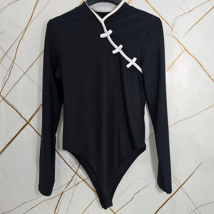 Body Stile Giapponese Taglia Unica con Dettagli in Rosso e Maniche Lunghe per un Look Distintivo e Sofisticato