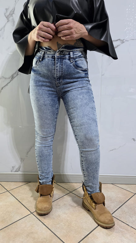 Jeans "Blue Sky" in Denim Blu Chiaro con Taglio Slim Fit per un Look Moderno e Versatile Ideali per Vari Stili e Occasioni