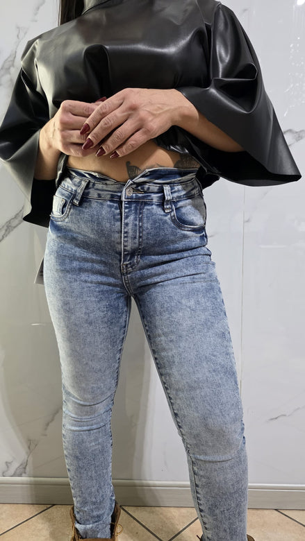 Jeans "Blue Sky" in Denim Blu Chiaro con Taglio Slim Fit per un Look Moderno e Versatile Ideali per Vari Stili e Occasioni