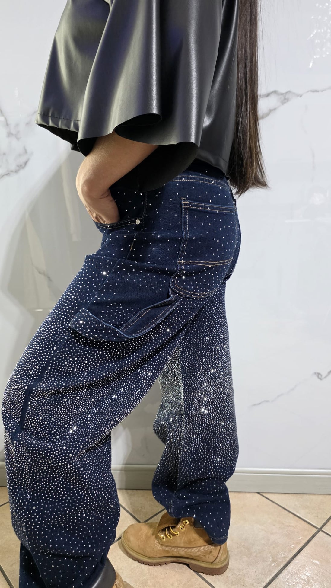 Jeans Strass "Cosmic Sparkle" con Dettagli di Strass e Design Universale per un Look Stiloso e Elegante Ideali per Chi Ama Essere alla Moda