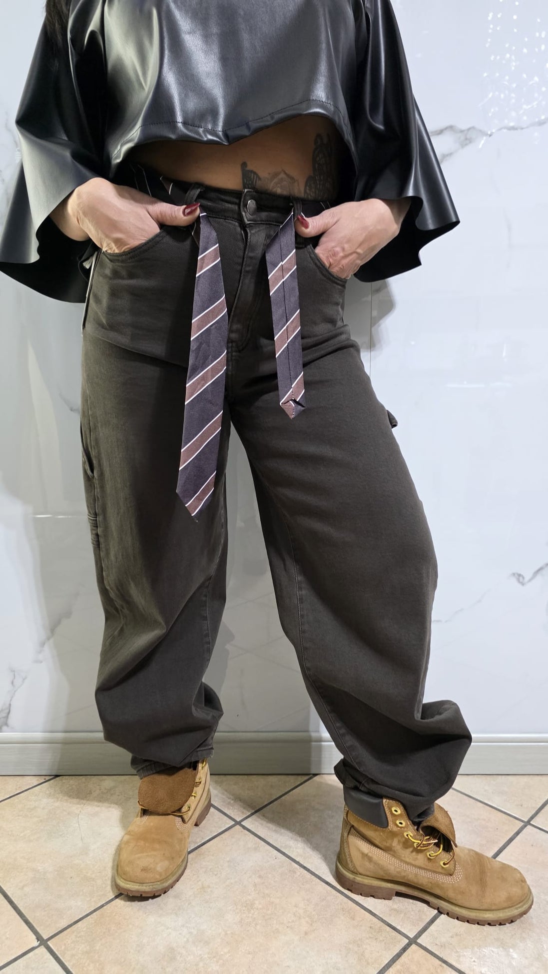 Jeans "Chic Utility" con Cravatta di Colore Blu e Nero