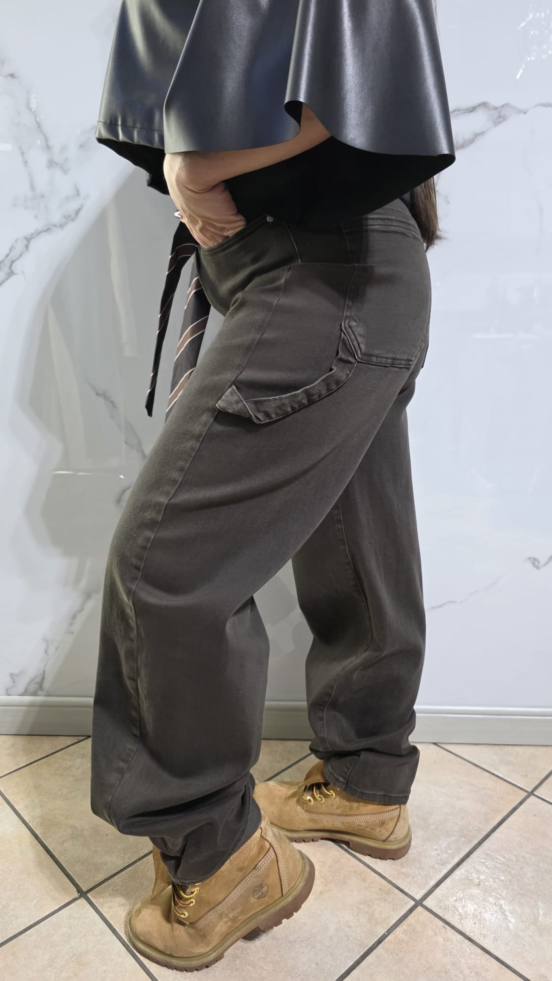 Jeans "Chic Utility" con Cravatta di Colore Blu e Nero