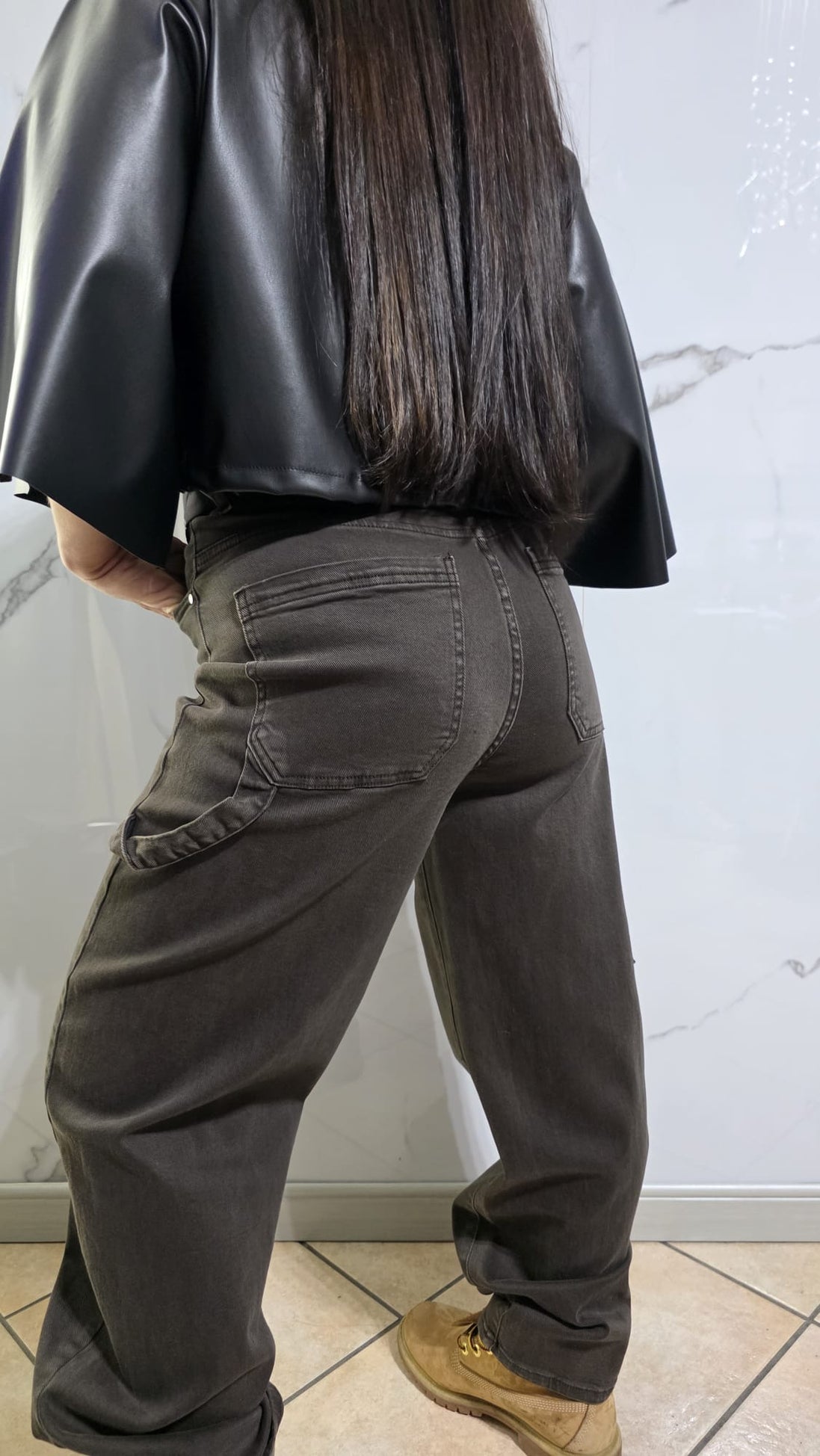 Jeans "Chic Utility" con Cravatta di Colore Blu e Nero