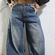 Jeans Oversize con Dettagli in Strass per un Look Elegante e Fashionabile